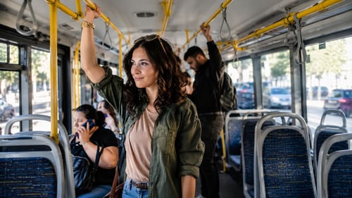 Dziewczynka jadąca autobusem