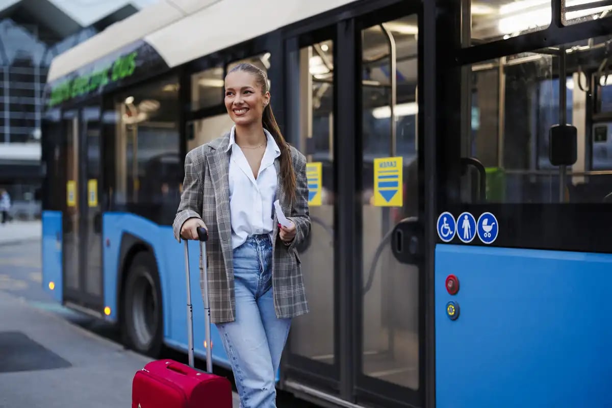 Dziewczyna idąca obok autobusu