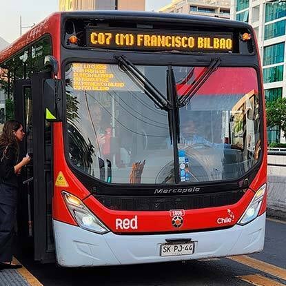 Wyświetlacze systemu informacyjno-rozrywkowego PIS w chilijskim autobusie